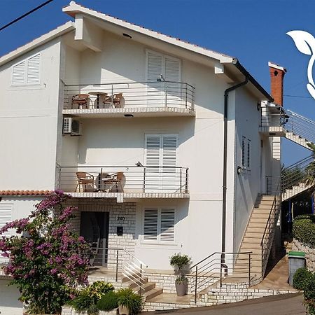Apartmani Lidija โลปาร์ ภายนอก รูปภาพ
