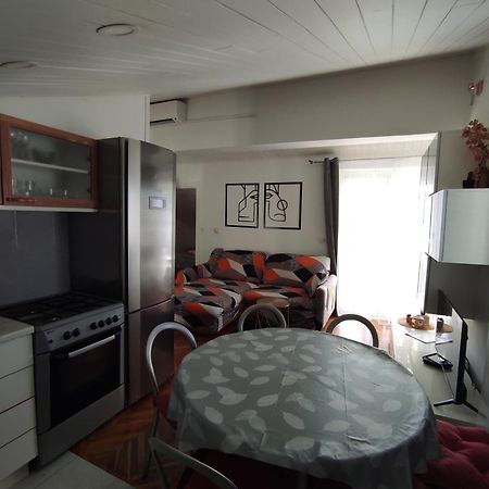 Apartmani Lidija โลปาร์ ภายนอก รูปภาพ